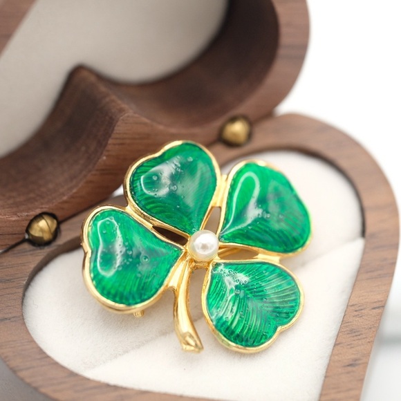 Enamel Shamrock Brooch Lucky 4 Leaf Clover 🍀 🙌🏻✨⏰💭🤝⌛️ - Picture 9 of 9